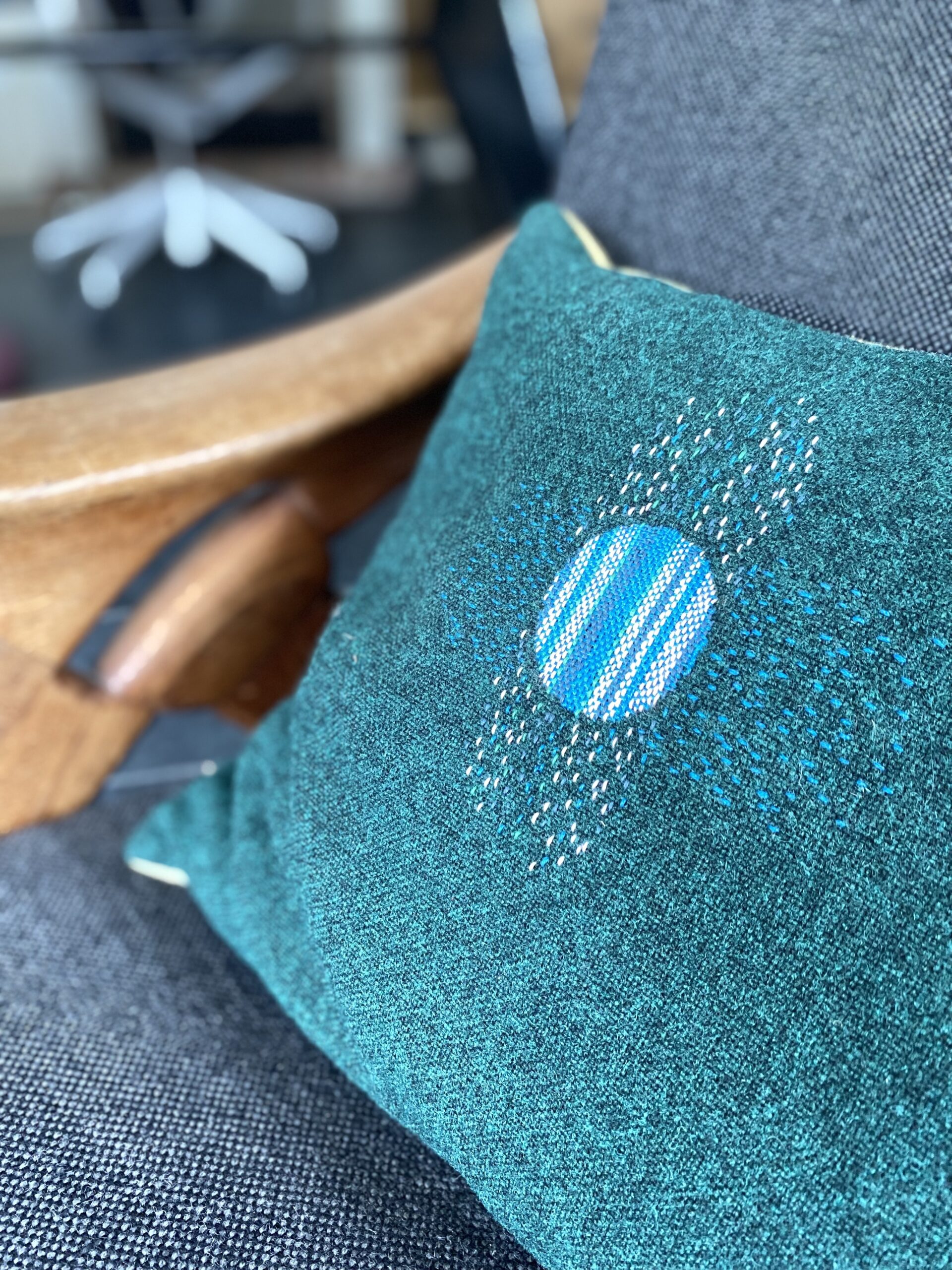 Groen kussen met borduursel - Afbeelding 2