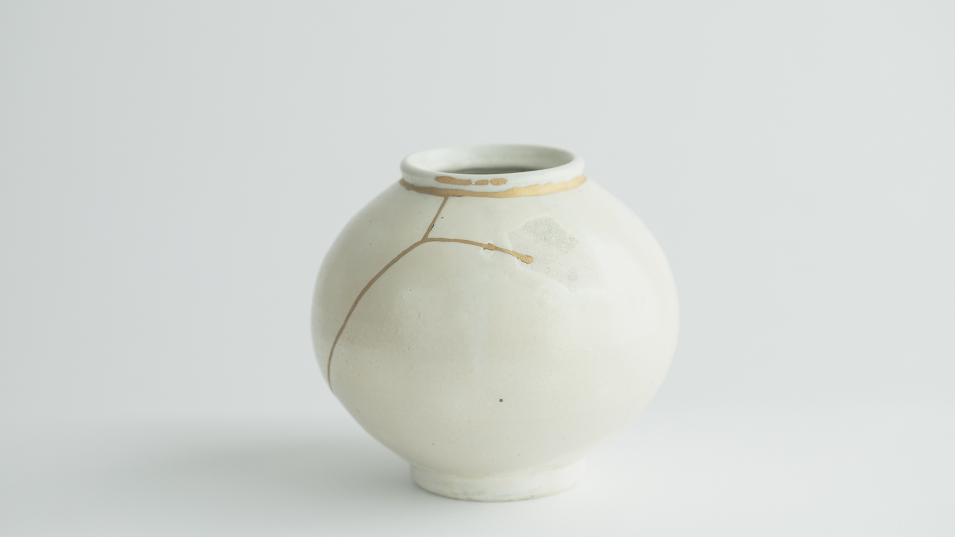 Voorbeeld van Kintsugi: Japanse esthetisch herstel methode voor keramiek. 