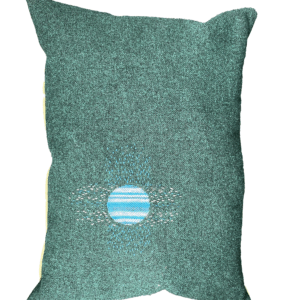 groen Kussen met handgeborduurd patroon