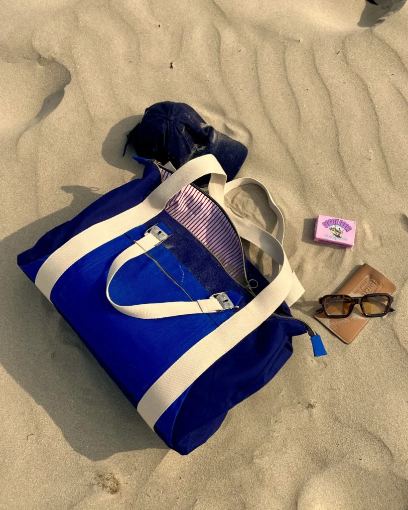 Upcycling voorbeeld: Upcycled Travel Bag van Sunday Surfers. 